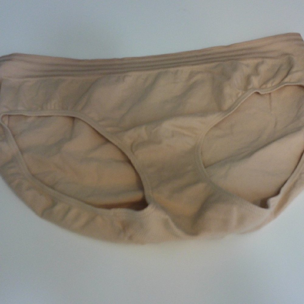Women's Size 8 Seamless Hipster Brief (never worn) - Nude